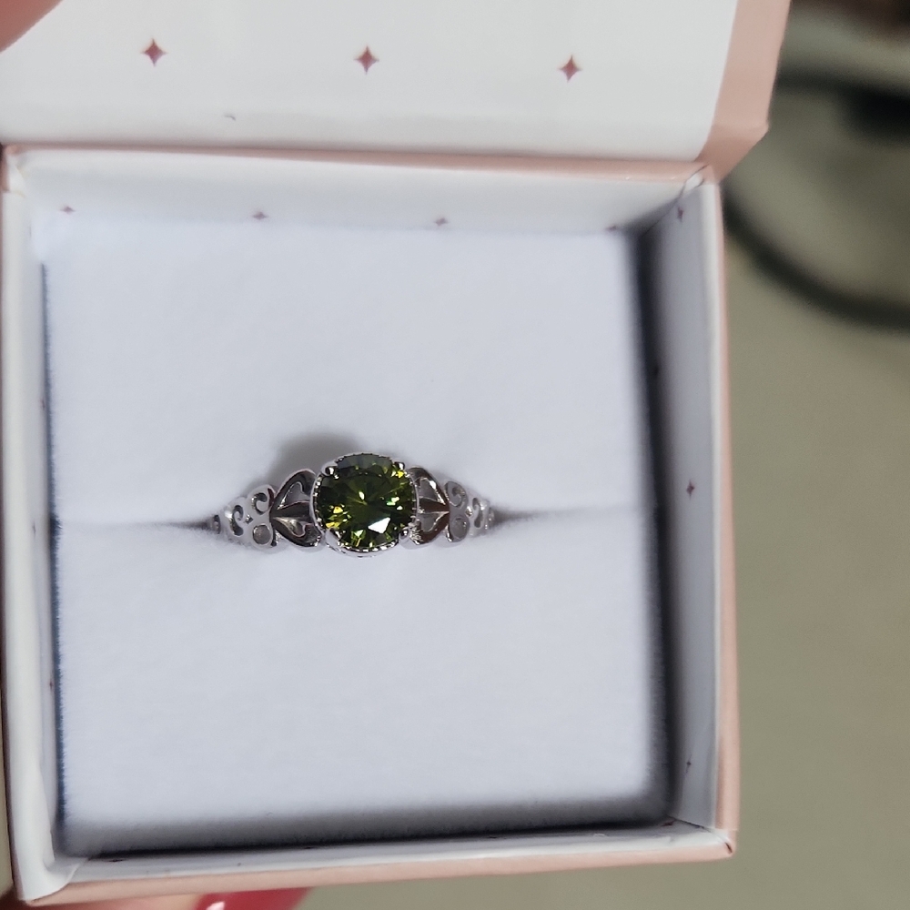 Elegant .925 Sterling Silver Ring with Olive Green Gemstone